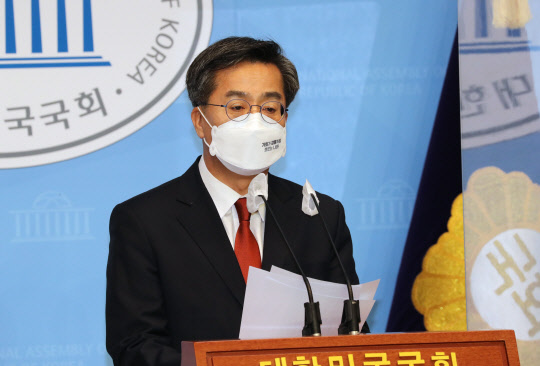 김동연 전 경제부총리가 지난달 30일 국회 소통관에서 공약을 발표하고 있다. 연합뉴스